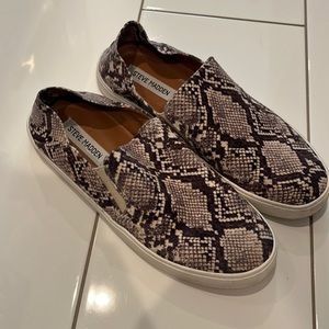 Steve Madden sneaker. Size 9.5.